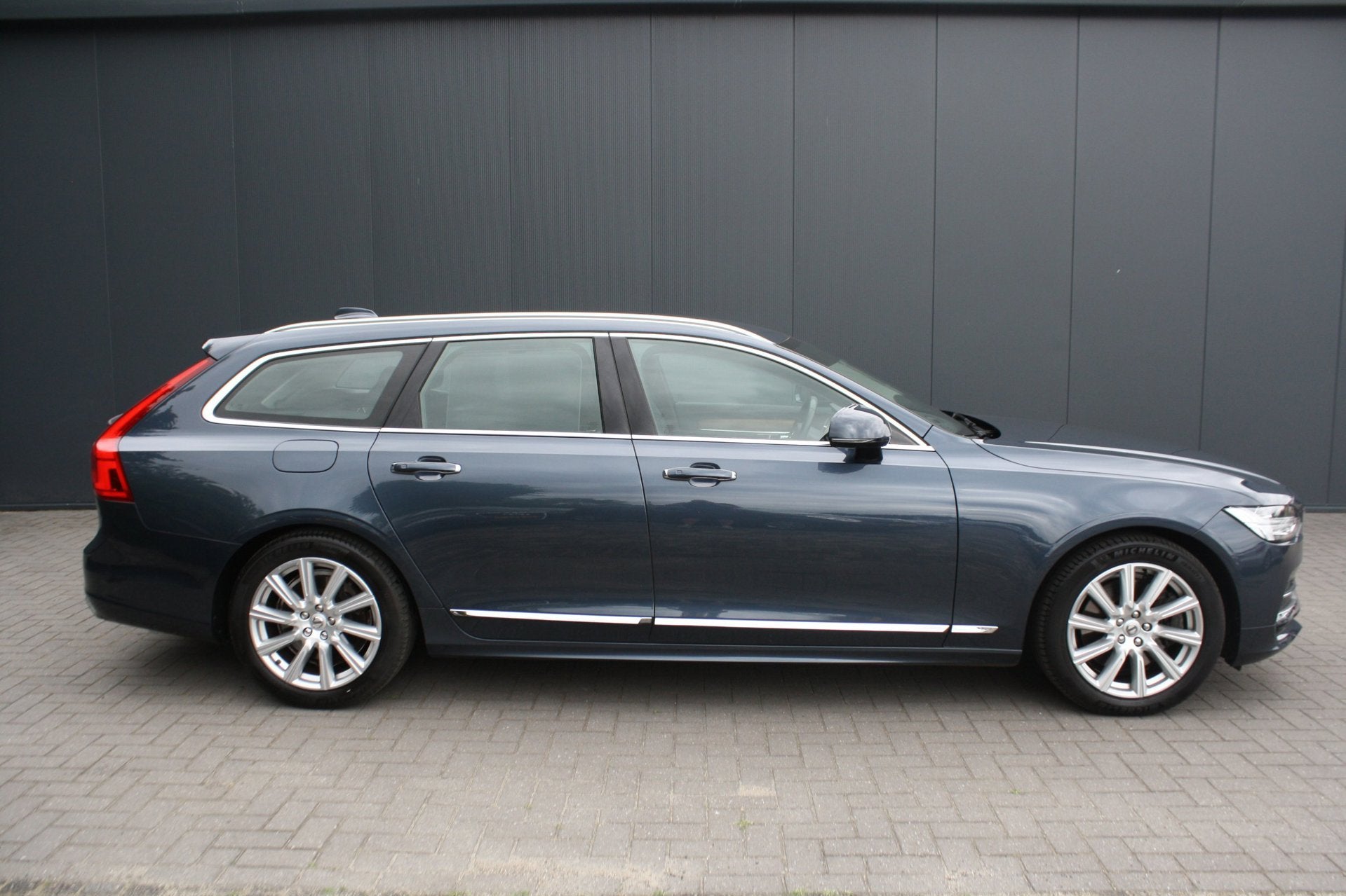 Volvo V90 2.0 T4 Inscription - LEDER - LED PDC - 18" - NL AU, Dealer onderhouden, 15 km/l, 1969 cc, Blauw