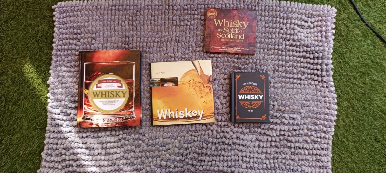 3 whisky boekjes en 1 cdtje - Leuk bod gevraagd!, Ophalen, Zo goed als nieuw