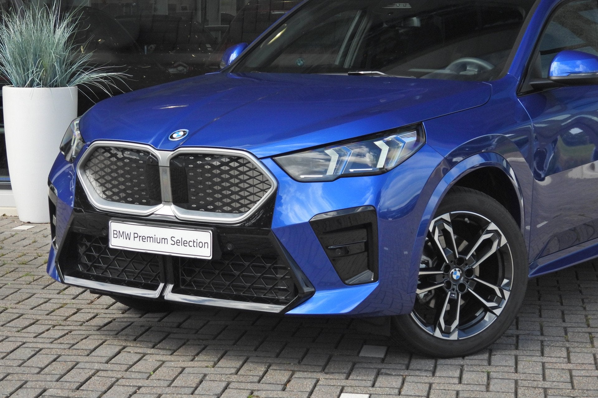 BMW iX2 eDrive20 M Sport / Panoramadak / Sportstoelen / Park, Auto's, BMW, Met garantie (alle), Origineel Nederlands, 204 pk, SUV of Terreinwagen