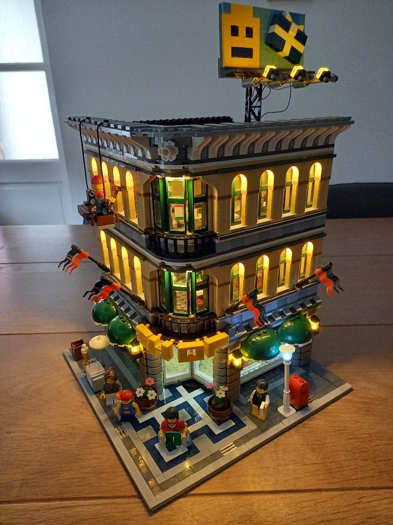 Lego Creator Expert 10211 - Grand Emporium met verlichting, Inclusief minifiguren, Lego, Ophalen of Verzenden, Zo goed als nieuw