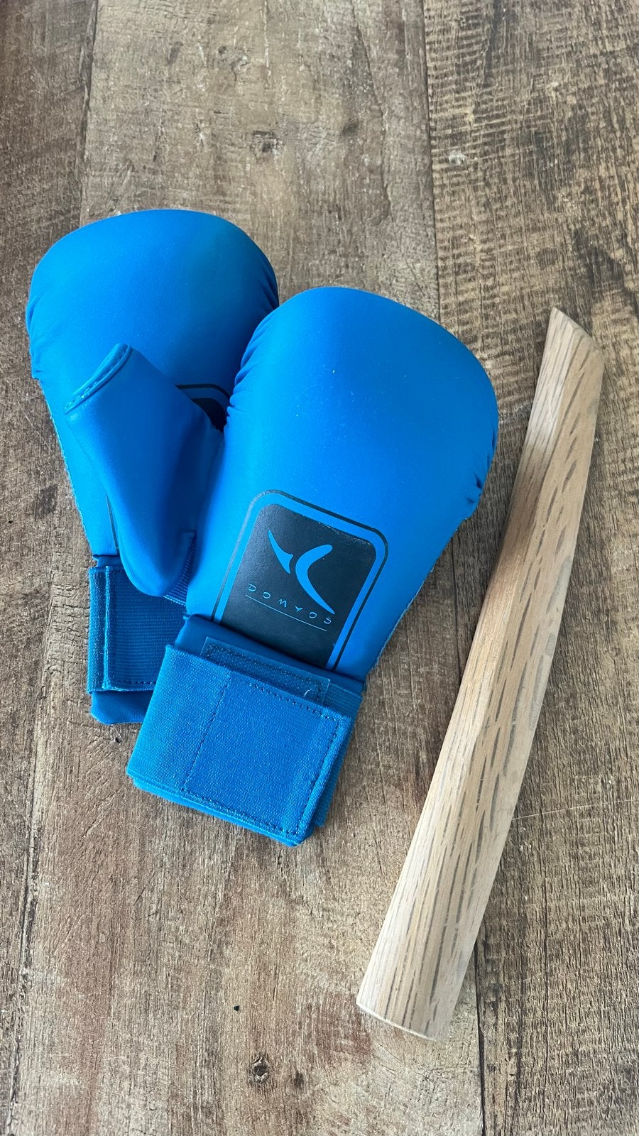 Domyos Karate handschoenen en houten stok, Gebruikt, Vechtsportbescherming, Karate, Maat M