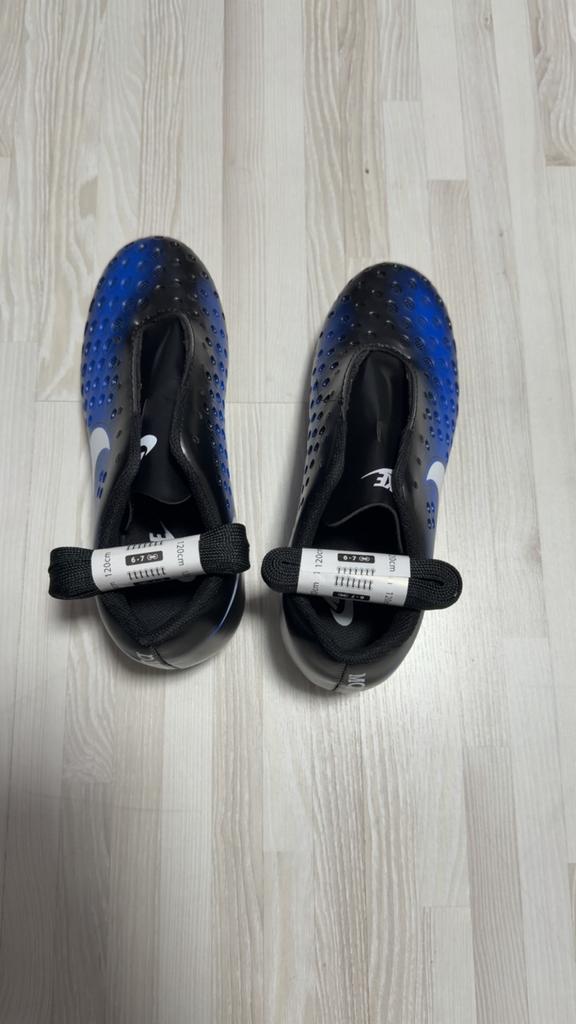 Nike Voetbalschoenen Maat 37 Zwart/Blauw Nieuw, Ophalen of Verzenden, Nieuw, Schoenen