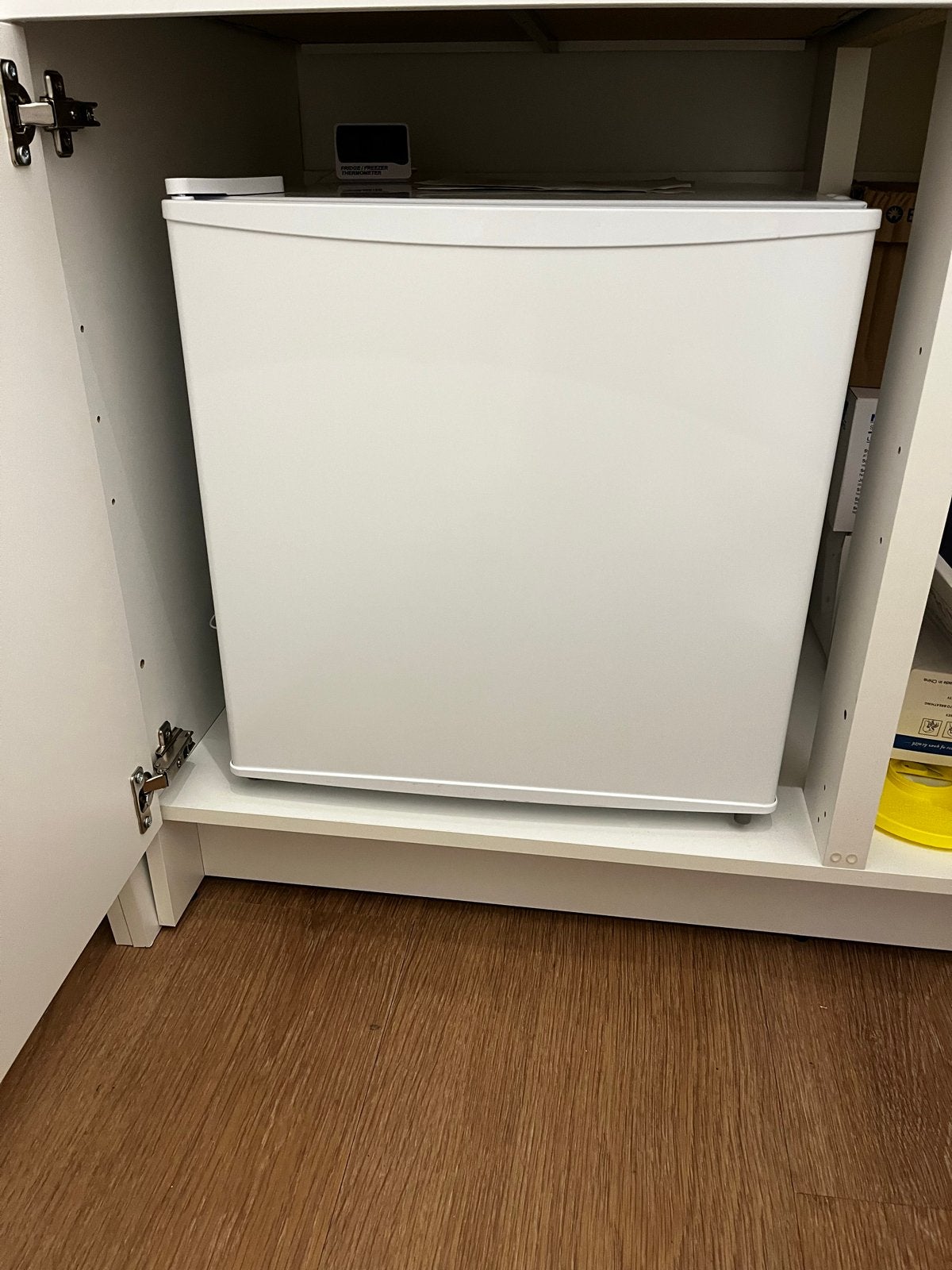 Compacte mini koelkast met vriesvak, Witgoed en Apparatuur, Koelkasten en IJskasten, Ophalen, Met vriesvak, Minder dan 45 cm, Minder dan 85 cm