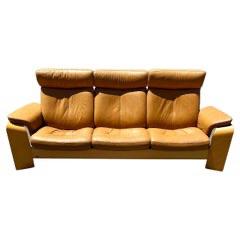 Gratis luxe Cognac Stressless desgin Bank met poef, Ophalen, Zo goed als nieuw, Driepersoons, Rechte bank