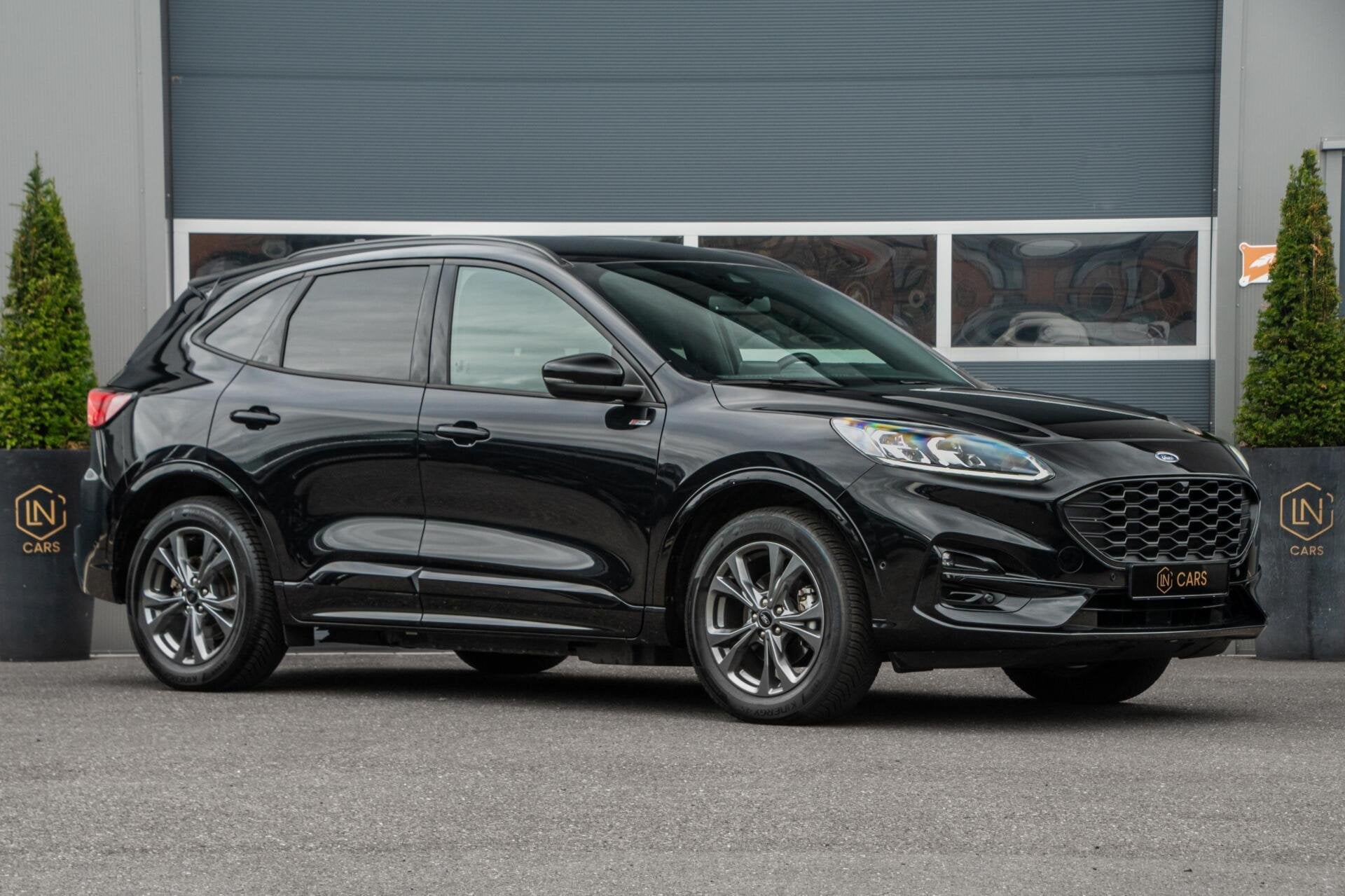 Ford Kuga 2.5 PHEV ST-Line | Trekhaak | Keyless | Camera, Auto's, Ford, Gebruikt, Met garantie (alle), Zwart, Bedrijf