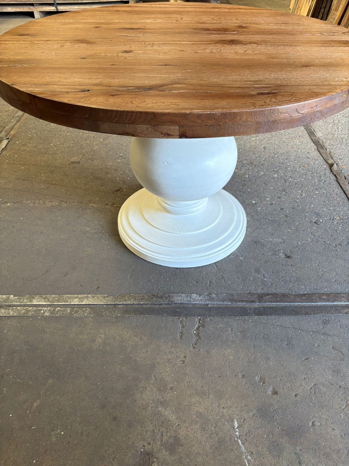 Ronde oudeiken tafel met witte bolpoot | 120 cm | showroom, Gebruikt, Ophalen of Verzenden, Onbekend, Onbekend