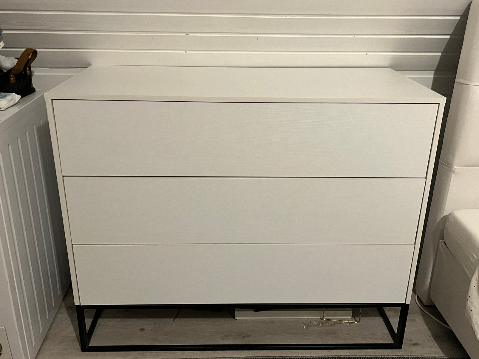 Nette witte ladekast/commode, Ophalen, 50 tot 100 cm, Zo goed als nieuw, 3 of 4 laden