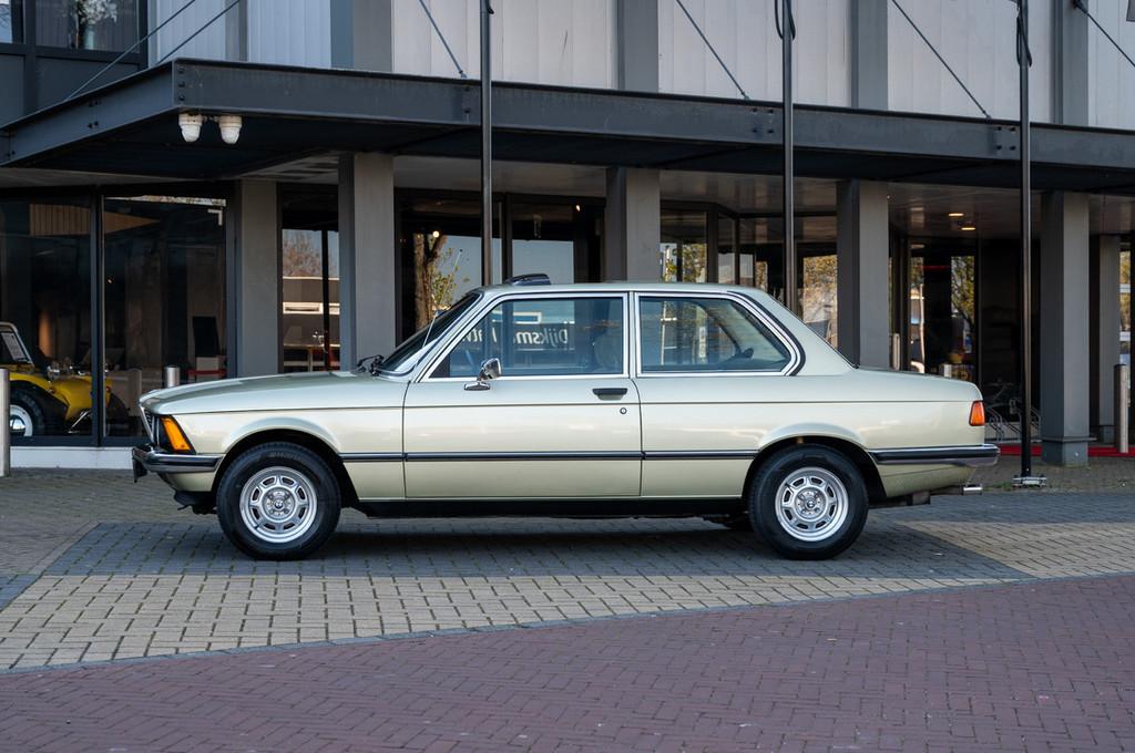 BMW 3-serie 320 E21 (bj 1979), Auto's, Oldtimers, Stof, Overige kleuren, 4 stoelen, 122 pk
