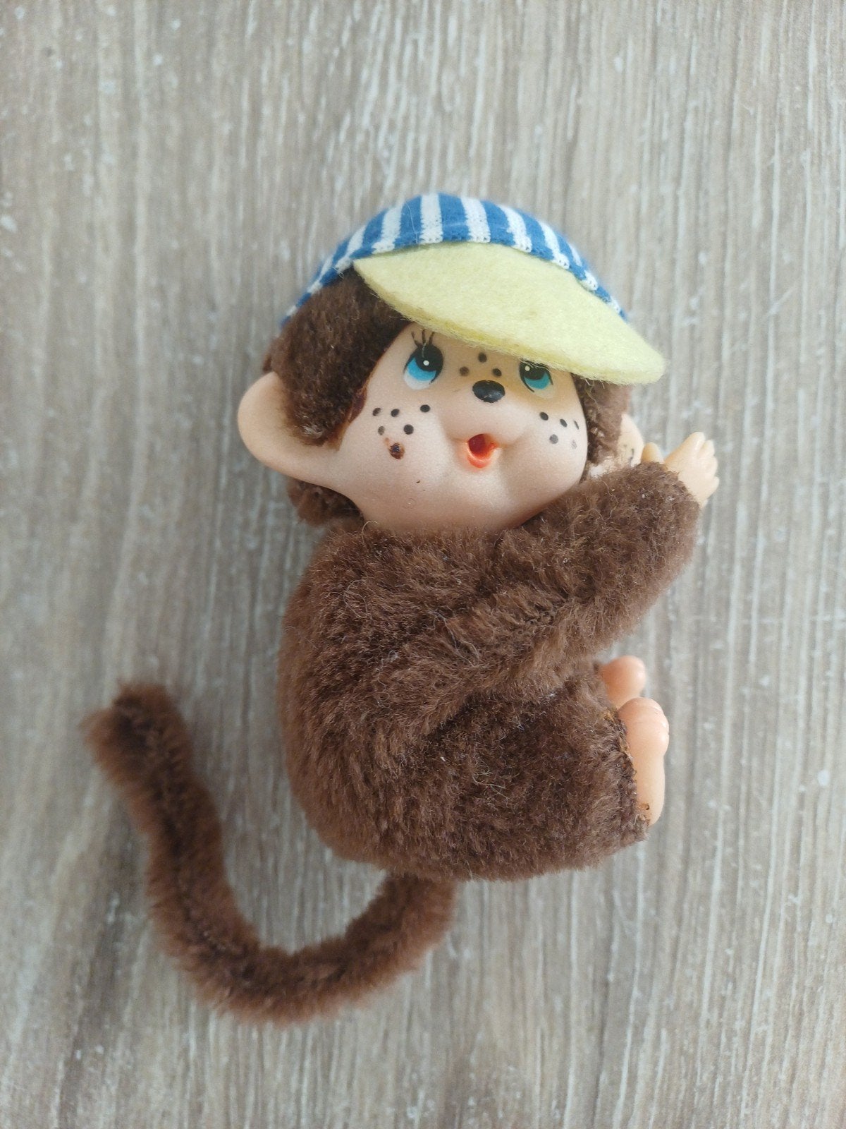 Vintage Monchhichi knijpbeestje jaren '80 met petje, Ophalen of Verzenden, Gebruikt