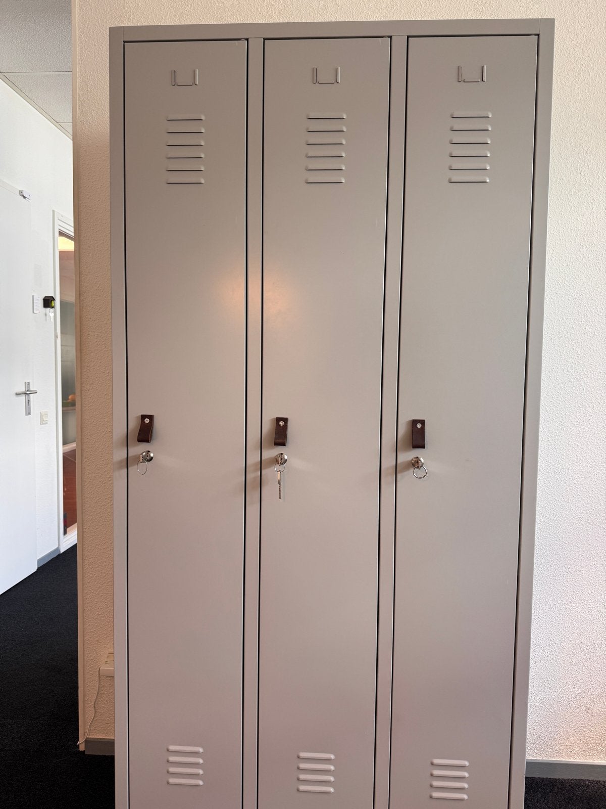 Metalen kledinglocker met 3 deuren, inclusief sleutels, Ophalen of Verzenden, Zo goed als nieuw