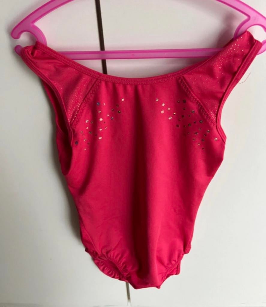 Turnpakje met bijpassend broekje - Maat 128, Sport en Fitness, Turnen, Zo goed als nieuw, Roze, Turnpak(je), Kindermaat 122 t/m 140
