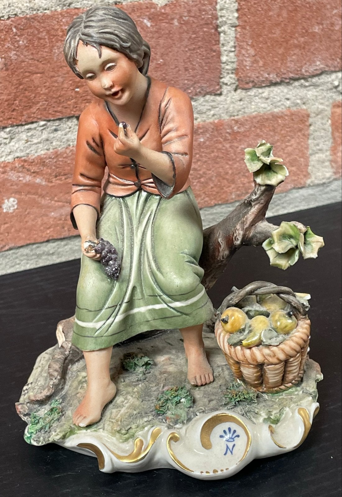 Vintage Capodimonte Beeldje Meisje met Druiven en Mand, Ophalen of Verzenden, Steen of Keramiek, Beeld, Meerkleurig