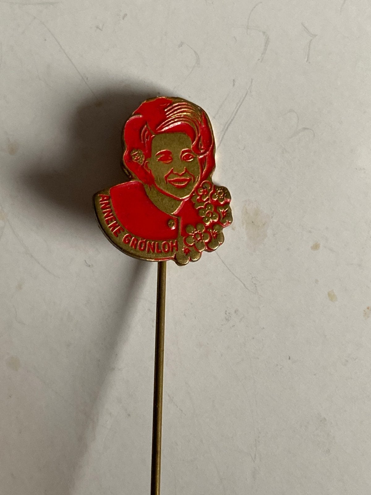 Vintage Anneke Grönloh reclamespeldje - Jaren '60, Verzamelen, Ophalen of Verzenden, Gebruikt, Overige onderwerpen, Speldje of Pin