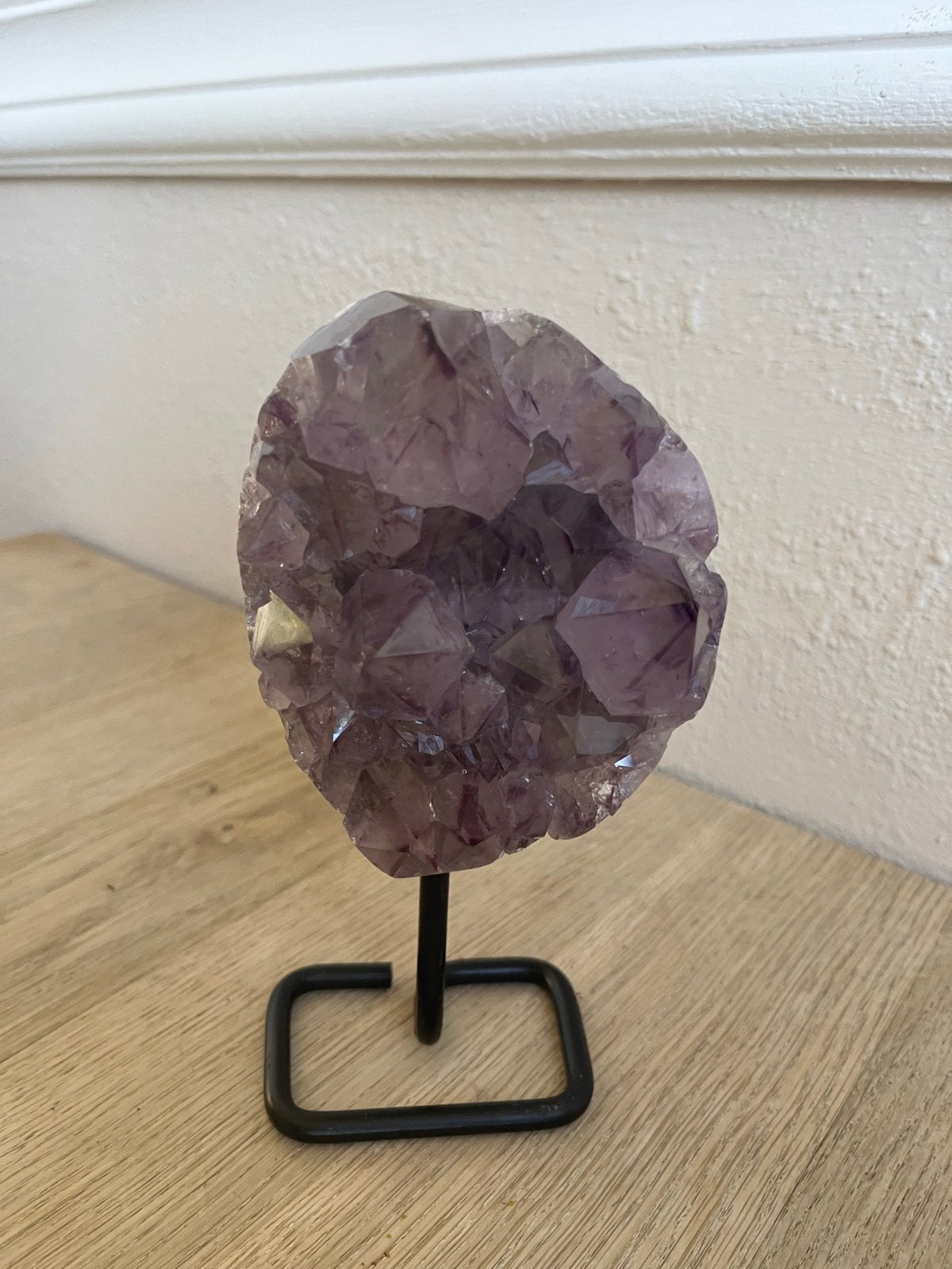 17 cm hoog Prachtige Amethist Geode op Standaard 0,91 kilo, Ophalen of Verzenden, Mineraal