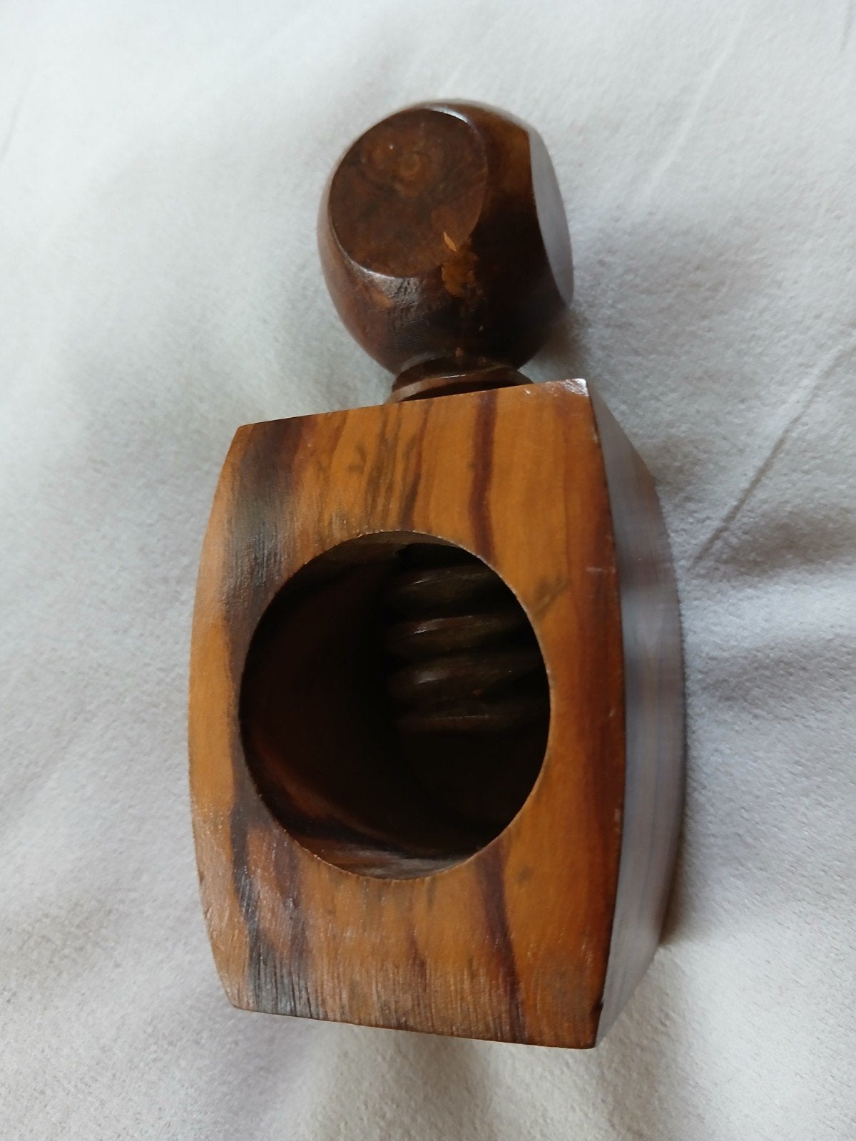 vintage unieke schroefnotenkraker van olijfhout 11 x 5⁵ cm, Ophalen of Verzenden