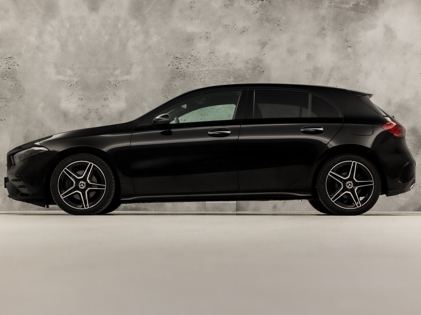 Mercedes-Benz A-Klasse 180 AMG Line Automaat (FABRIEKSGARANT, 12 maanden, 136 pk, Gebruikt, 4 cilinders