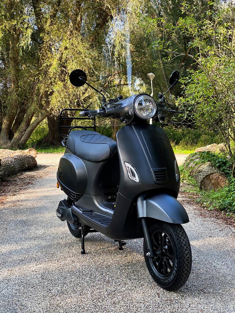 Santini E-Capri elektrische scooter met 2 accu's, mat zwart, Fietsen en Brommers, Ophalen, Elektrisch, Zo goed als nieuw, Maximaal 25 km/u