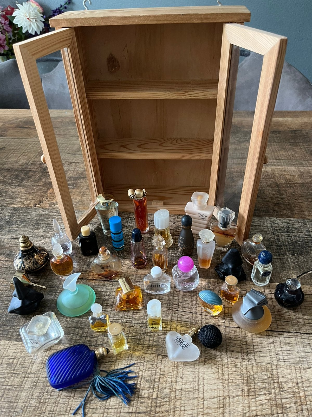 Mini parfumflesjes met kastje vintage, Verzamelen, Ophalen of Verzenden, Gebruikt, Miniatuur