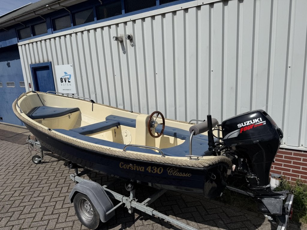 Prachtige Corsiva 430 Classis 9,9pk Suzuki kussenset en dekz, Watersport en Boten, Niet ingevuld, 4 m, Niet ingevuld, Niet ingevuld