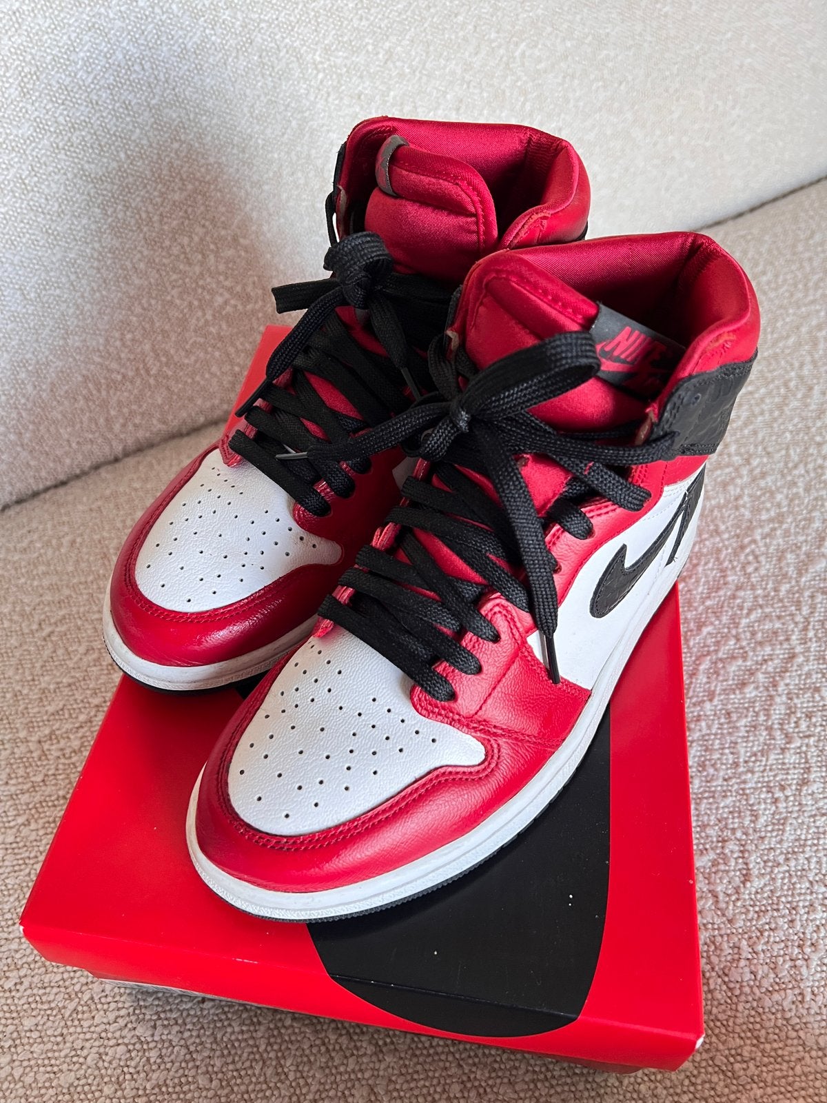 Nike Jordan 1 Retro High OG Satin Red EU37,5, Ophalen, Zo goed als nieuw, Rood, Sneakers of Gympen