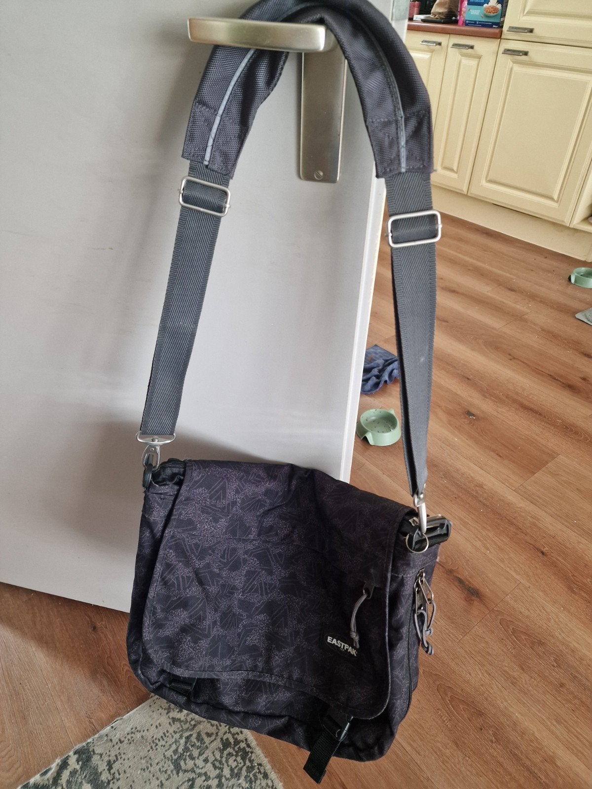 Eastpak schoudertas met patroon, Sieraden, Tassen en Uiterlijk, Tassen | Schoudertassen, Ophalen of Verzenden, Gebruikt, Zwart