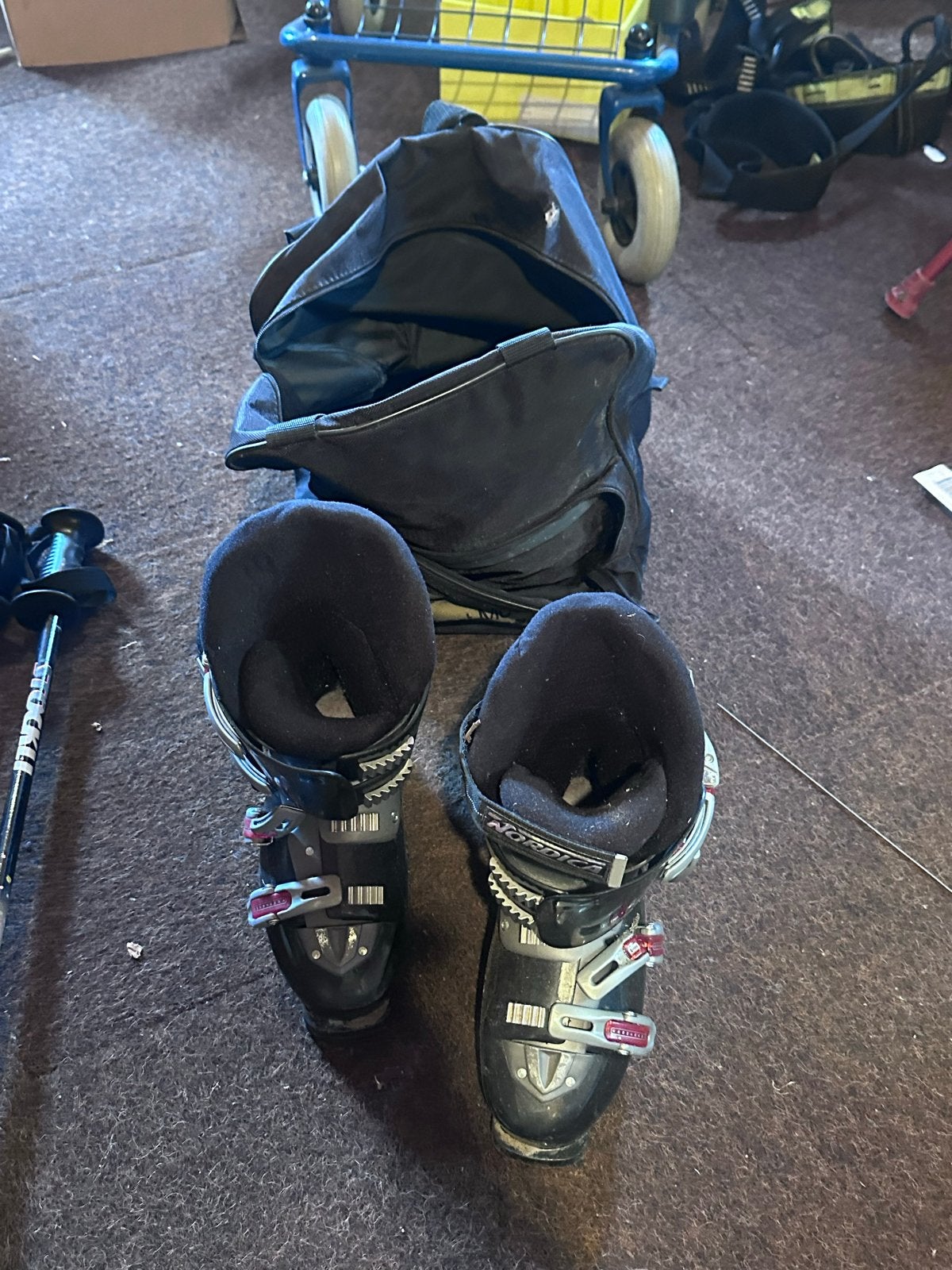 Nordica skischoenen met tas en stokken, Ophalen, 160 tot 180 cm, Gebruikt, Schoenen