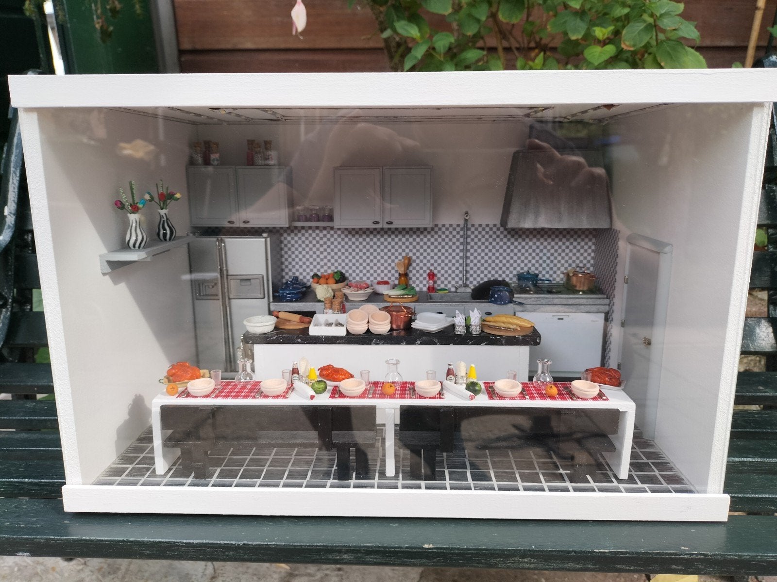 Kijkkast 1:12 catering restaurant, Ophalen, Hout, Broedkooi of Kweekkooi