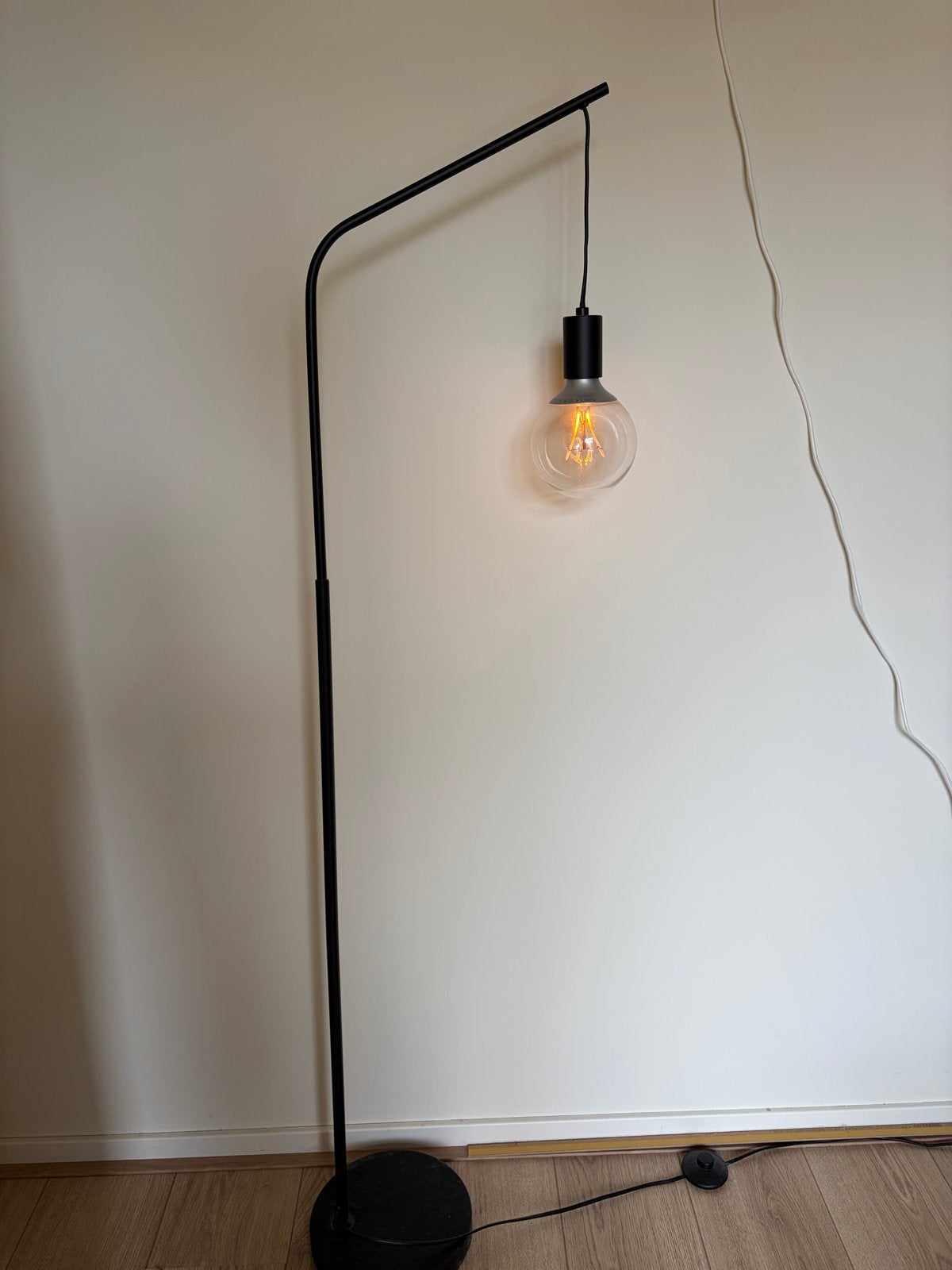 Moderne zwarte vloerlamp, Ophalen, E27 (groot), Zo goed als nieuw, Metaal