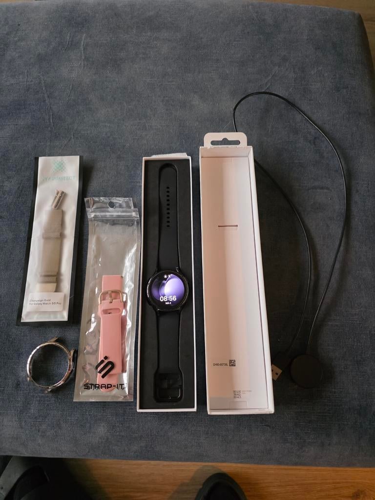 Samsung Galaxy Watch 4 Zwart met extra bandjes, Zwart, Ophalen of Verzenden, Zo goed als nieuw, Samsung
