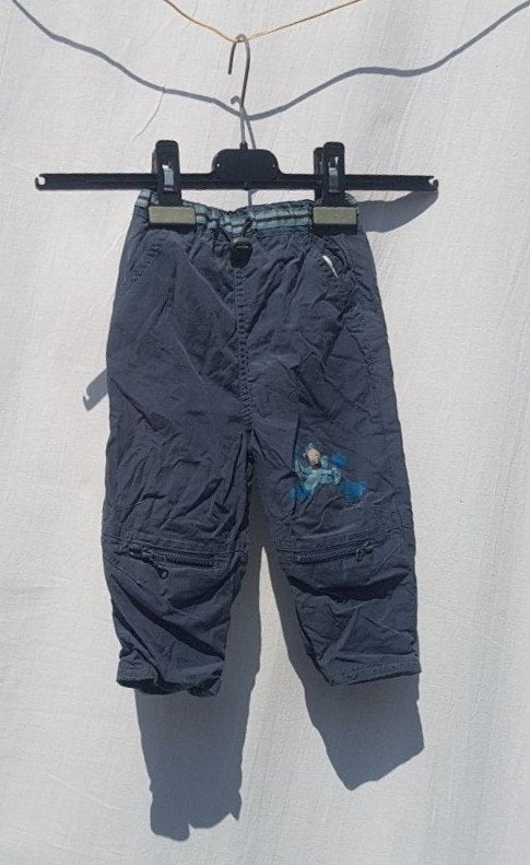 Leuk grijs jongens broekje. Mt 74/80. Merk Kimbaloo, Kinderen en Baby's, Babykleding | Maat 74, Broekje, ., Ophalen of Verzenden