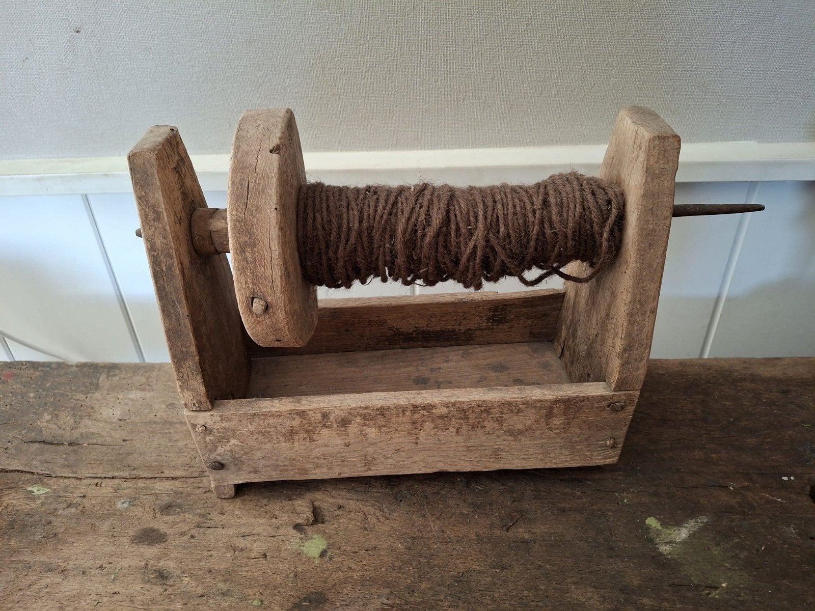 Antieke houten wolwinder met wol, Ophalen