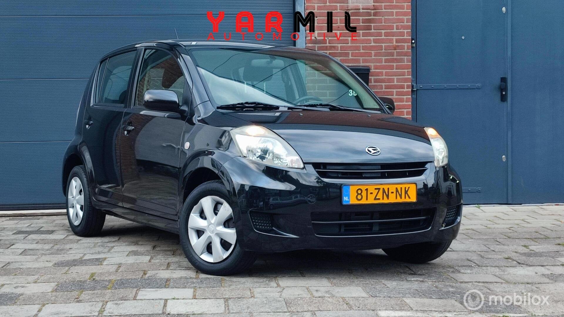 Daihatsu Sirion 2 1.0-12V Premium 5 DRS NAP LAGE KMSTAND, Gebruikt, Zwart, Bedrijf, Handgeschakeld