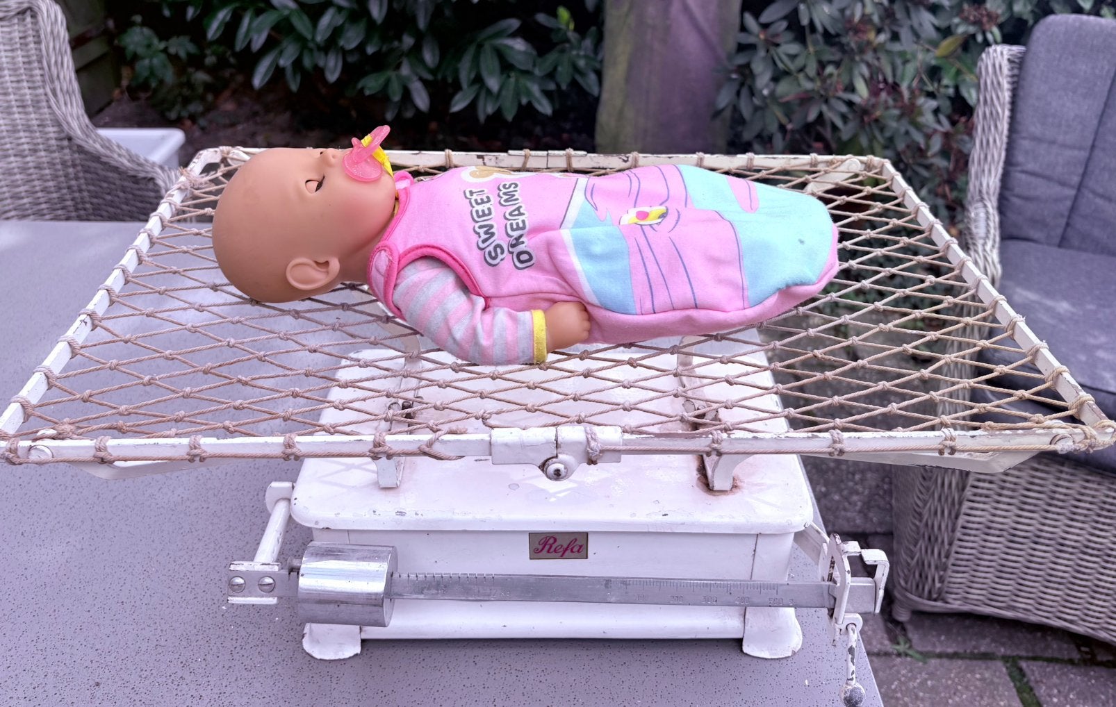 Oude Baby weegschaal, Ophalen