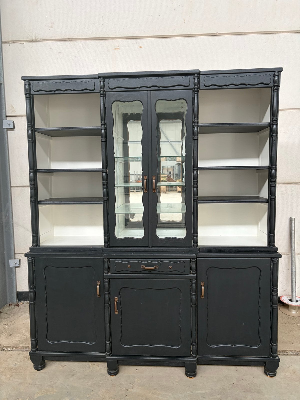 Antieke Zwarte Buffetkast / Vitrinekast, Huis en Inrichting, Kasten | Dressoirs, Ophalen, Gebruikt, 150 tot 200 cm, Met lade(s)