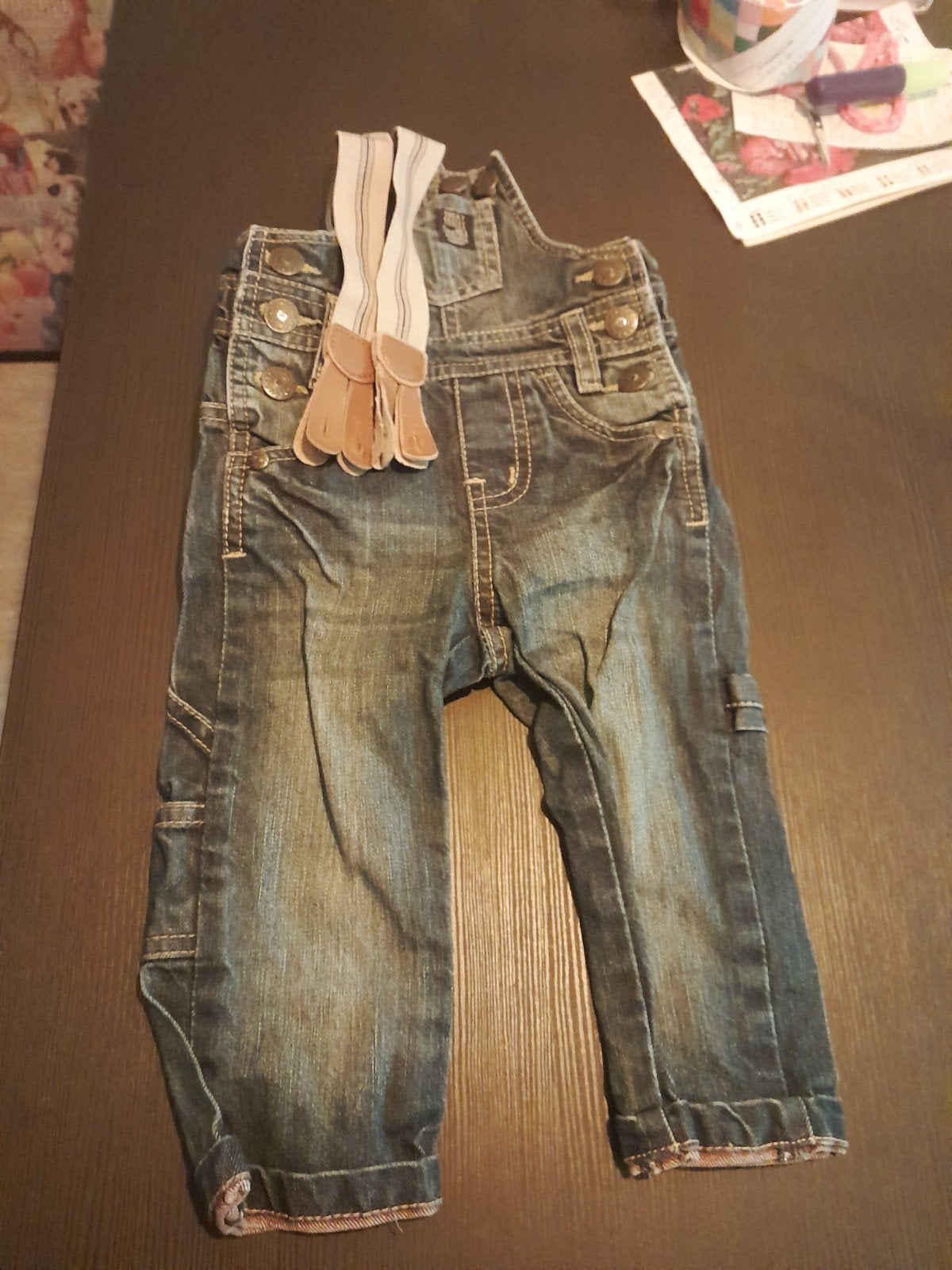 Leuke spijkerbroek met bretels maat 68, Kinderen en Baby's, Gebruikt, Broekje, Trick Tracks, Ophalen of Verzenden