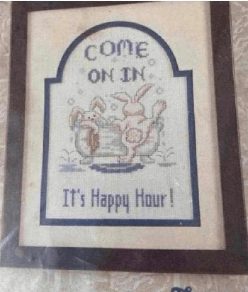 BORDUURPAKKET THREE NEEDLES it's Happy Hour!, Hobby en Vrije tijd, Verzenden, Nieuw, Handborduren, Borduurpakket