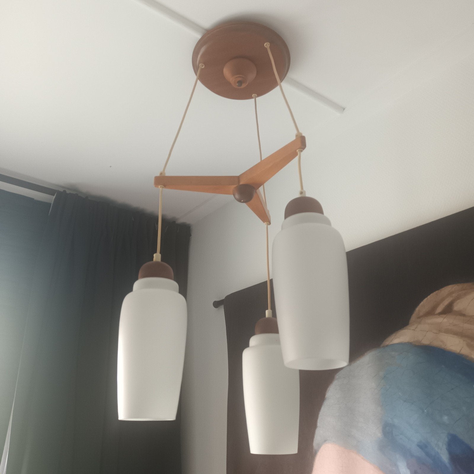 Vintage hanglamp met 3 melkglazen kappen., Gebruikt, Vintage, Retro, Mid-century modern, Ophalen of Verzenden, 75 cm of meer