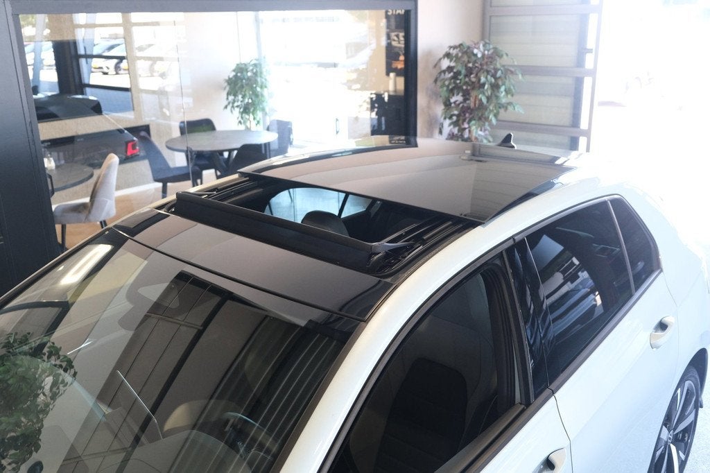 Volkswagen Golf 8.5 1.5 eHybrid GTE 272PK Pano Volleder Trek, Auto's, Volkswagen, 77 km/l, Zwart, 4 cilinders, 1700 kg