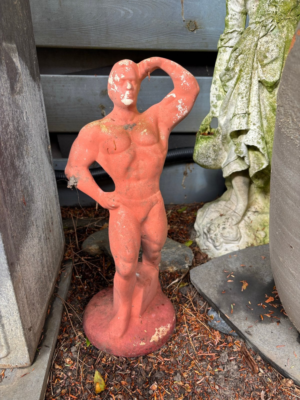 Vintage Beeld van een gespierde man - 42 cm, Rood, Ophalen of Verzenden, 20 - 50 cm, Steen of Keramiek