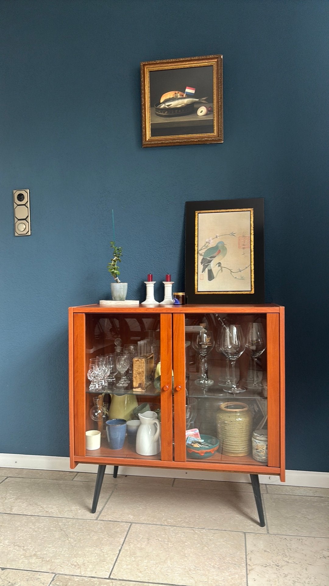 Vintage vitrinekast met glazen deuren en schap., Ophalen, Gebruikt, Teakhout, 50 tot 100 cm