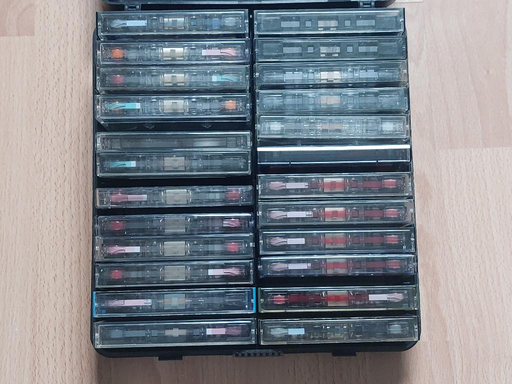 24 X ONBESPEELDE CASSETTEBANDJES IN OPBERGKOFFER, 2 t/m 25 bandjes, Overige genres, Ophalen of Verzenden, Zo goed als nieuw