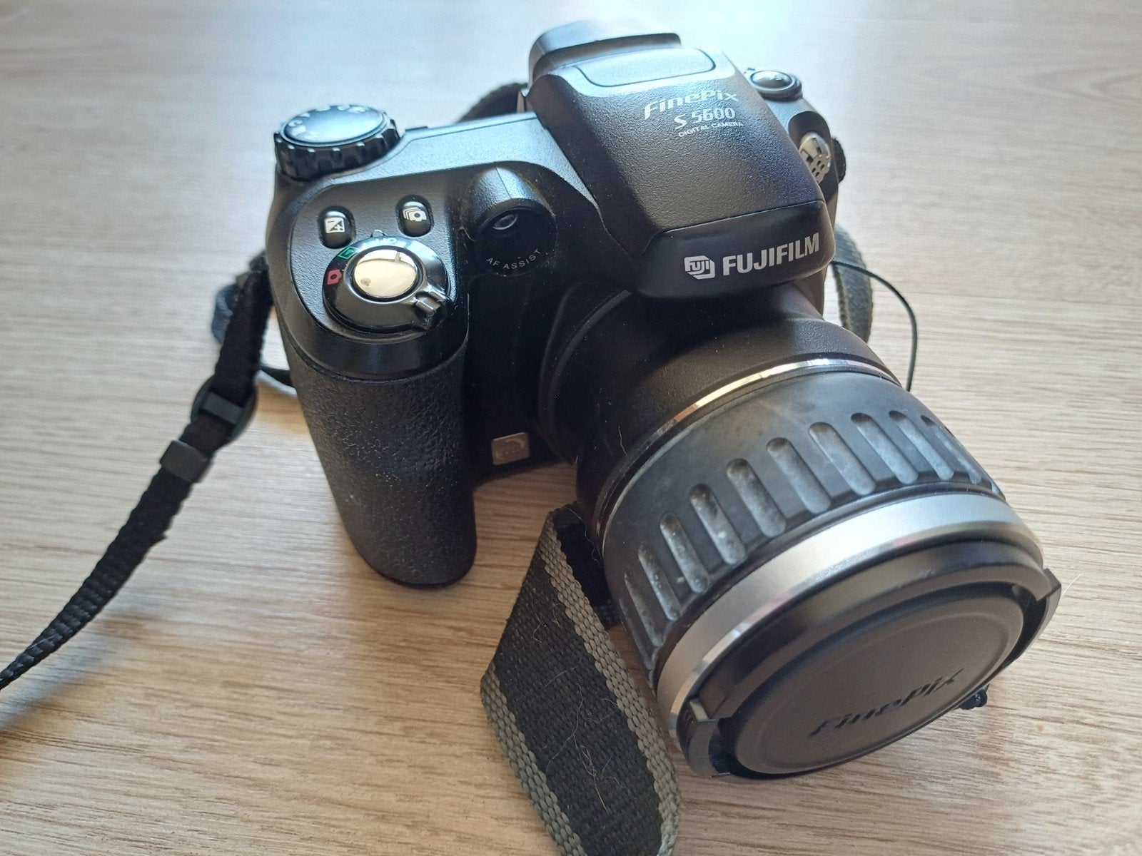Fujifilm FinePix S5600 Bridgecamera - 10x optische zoom, Ingebouwde flitser, Gebruikt, Lensdop, Ophalen of Verzenden