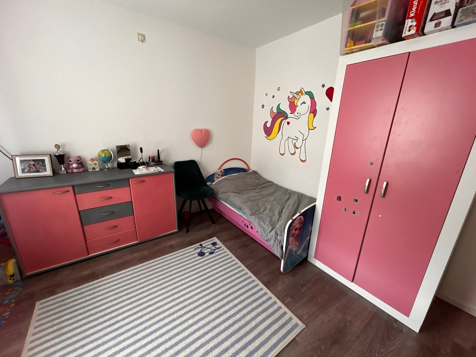 Kinderkamer Bed Frozen,Kast en Commode Set - Roze/Wit/Grijs, Kinderen en Baby's, Kinderkamer | Commodes en Kasten, Ophalen, Gebruikt