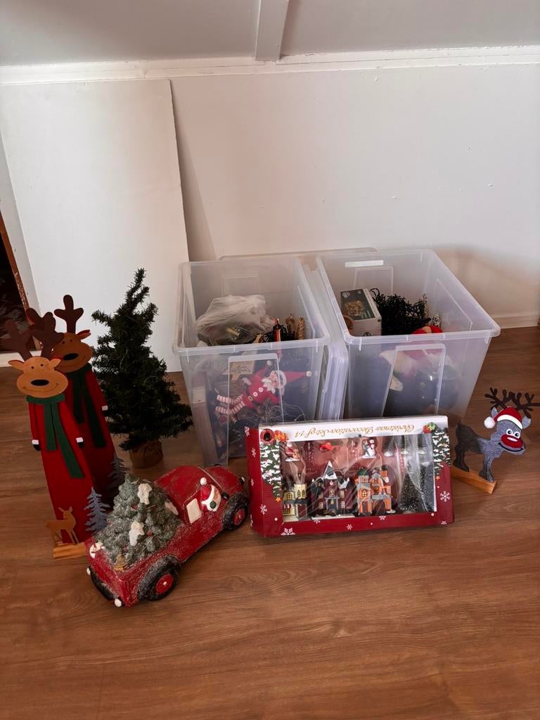 Twee grote bakken vol met kerstspullen, Ophalen, Zo goed als nieuw