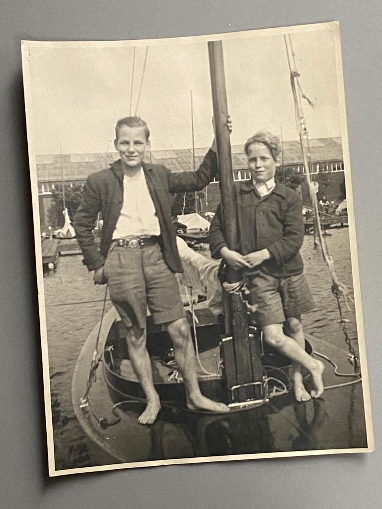 Foto twee zeeverkenners op zeilboot jaren 40/50, Gebruikt, Foto, Ophalen of Verzenden, 1940 tot 1960