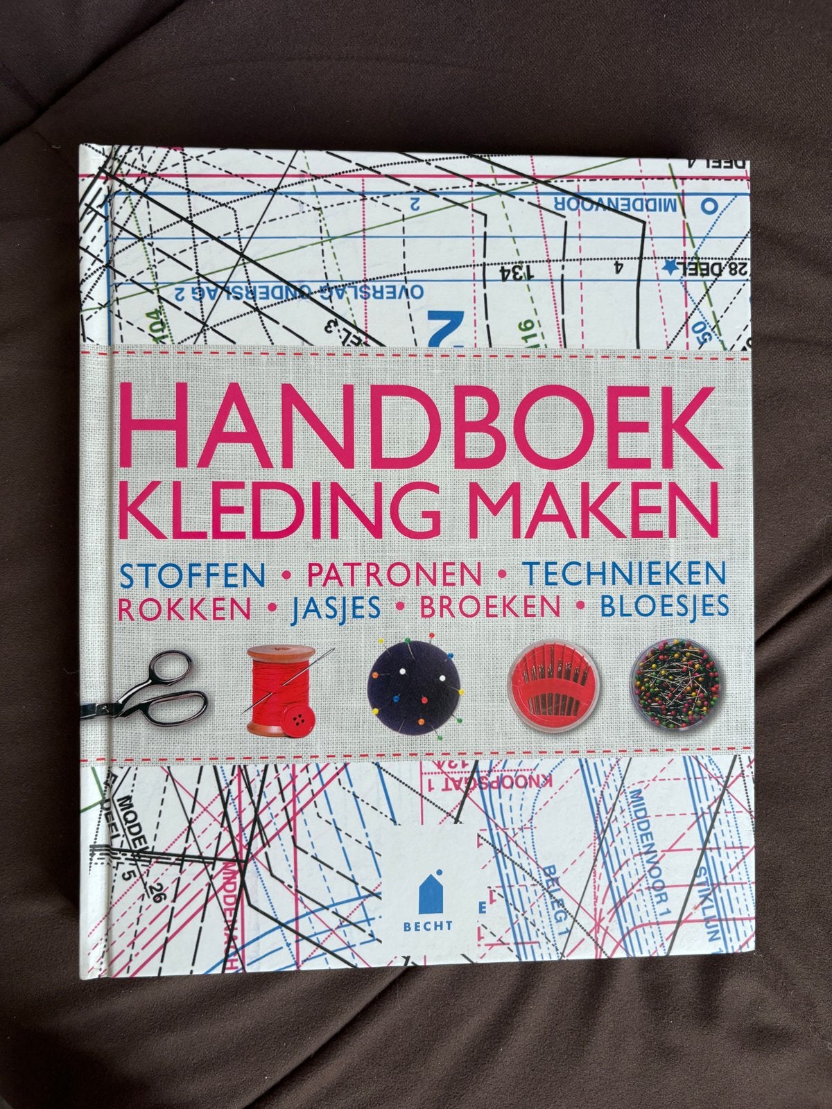 Handboek Kleding Maken - Stoffen, Patronen, Technieken, Boeken, Ophalen of Verzenden, Zo goed als nieuw, Borduren en Naaien