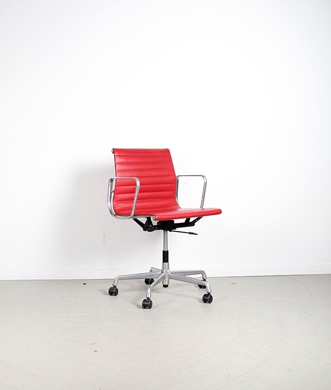 3x Vitra Eames Ea117 Bureaustoel Rood Leer – Aluminium