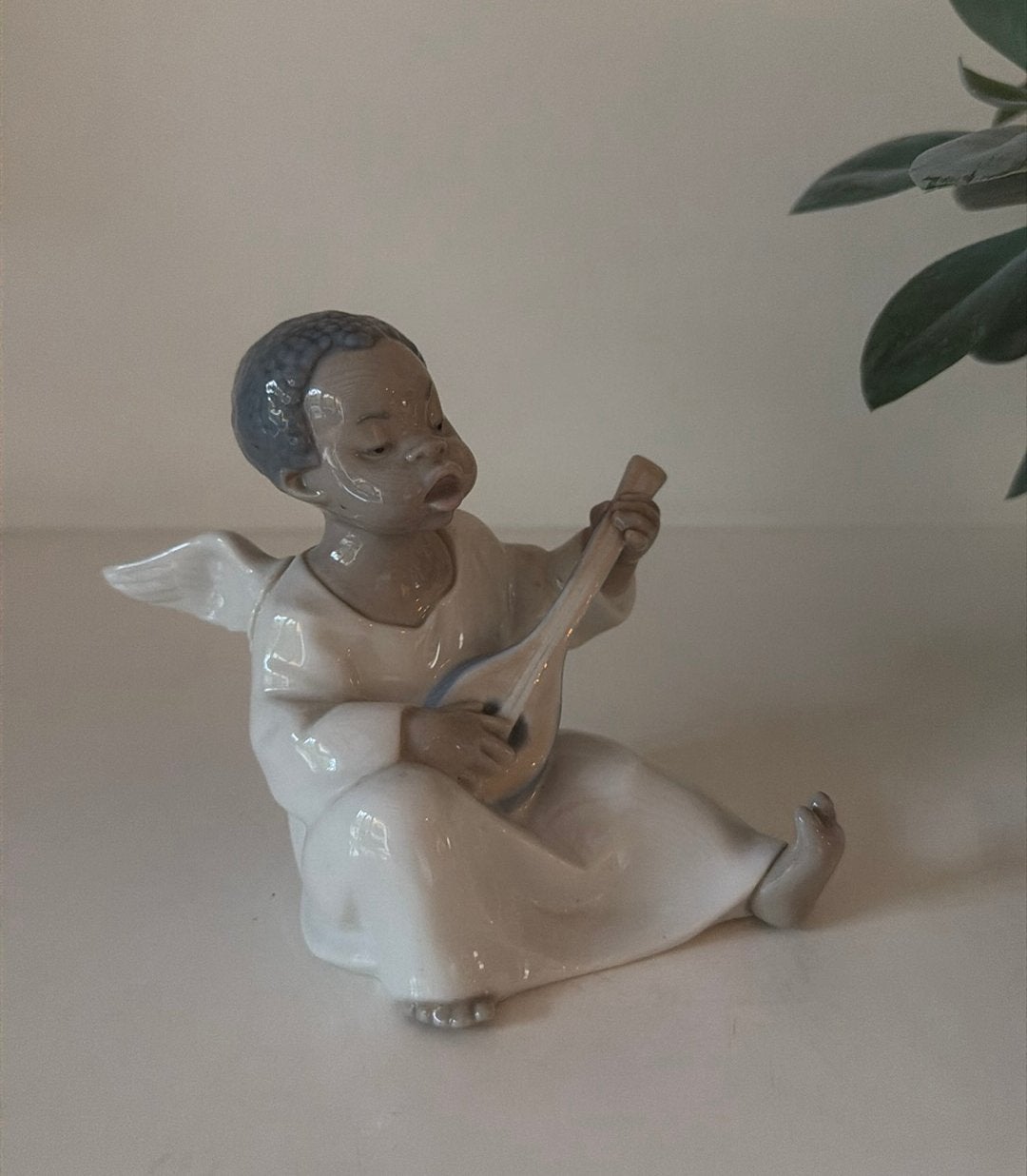 Lladro beeldje engel met mandoline, Verzamelen, Beelden en Beeldjes, Ophalen of Verzenden, Zo goed als nieuw