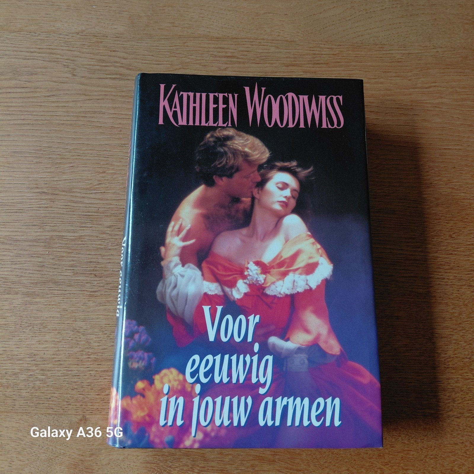 Voor eeuwig in jouw armen - Kathleen Woodiwiss, Ophalen of Verzenden, Gelezen, Kathleen Woodiwiss, Nederland