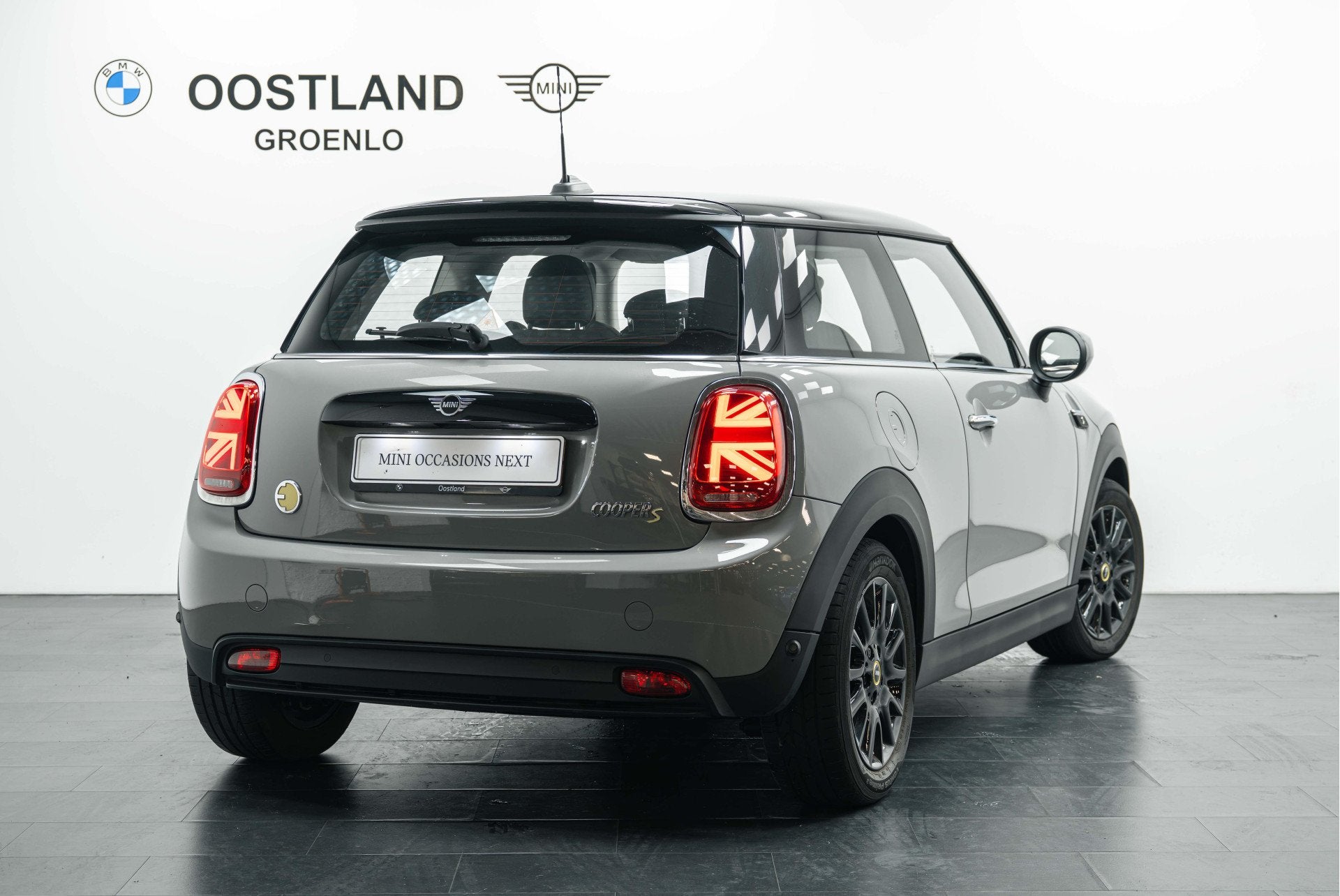MINI Electric Classic / Sportstoelen / LED / Navigatie / Dri, Auto's, Dealer onderhouden, Met garantie (alle), 4 stoelen, Leder en Stof